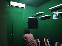Pemasangan bahan peredam rockwool dan finishing cover karpet akustik dan karpet buana